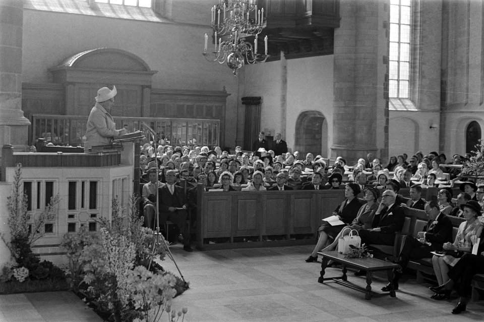 Koningin Juliana houdt een toespraak in de St. Laurenskerk, Bestanddeelnr 923-4981