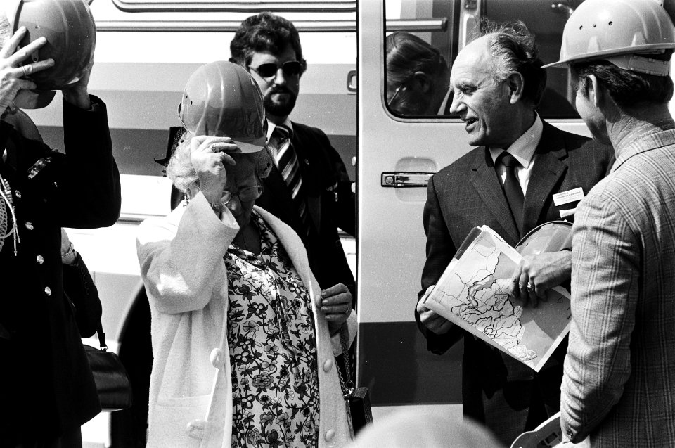 Koningin Juliana met een helm in de handen die niet paste, Bestanddeelnr 930-2620
