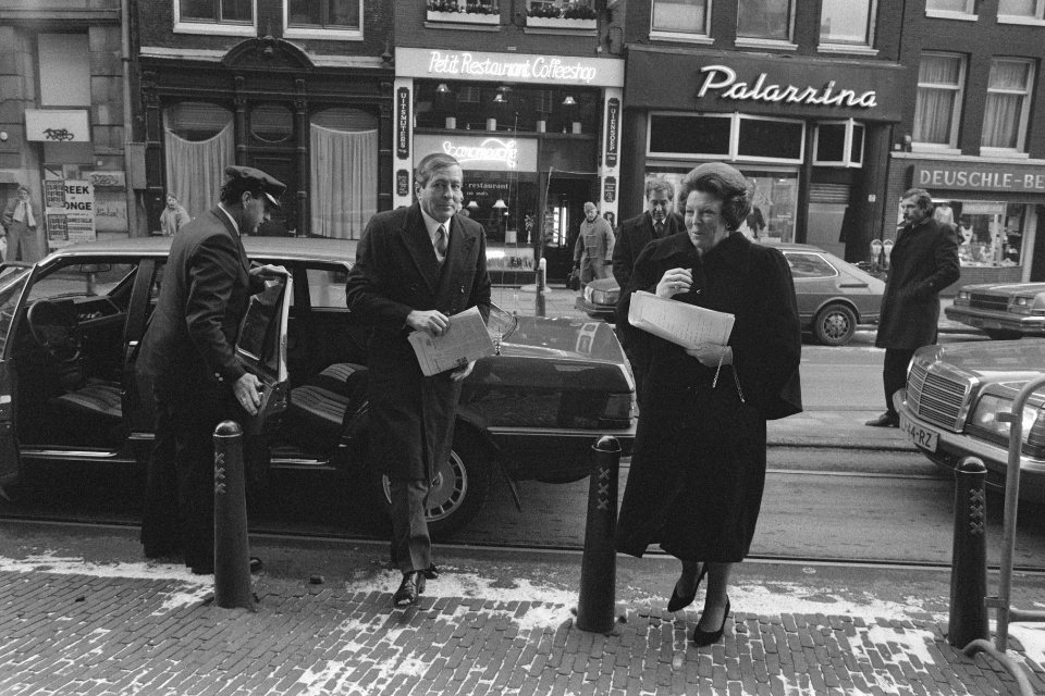 Koningin Beatrix en Prins Claus op weg naar nieuwjaarsreceptie van corps diploma, Bestanddeelnr 933-8596
