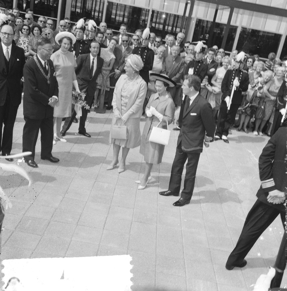 Koningin Juliana, prinses Margaret en Lord Snowdon bij de RAI in Amsterdam link, Bestanddeelnr 917-7721