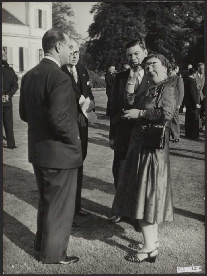 Koningin Juliana heeft op Paleis Soestdijk de delgaties van de R.T.C. over de We, Bestanddeelnr 014-1250