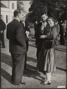 Koningin Juliana heeft op Paleis Soestdijk de delgaties van de R.T.C. over de We, Bestanddeelnr 014-1250
