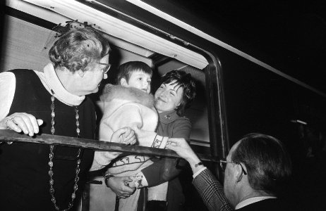 Koningin Juliana, prinses Margriet met prins Maurits op de arm, rechts prins Ber, Bestanddeelnr 924-3115