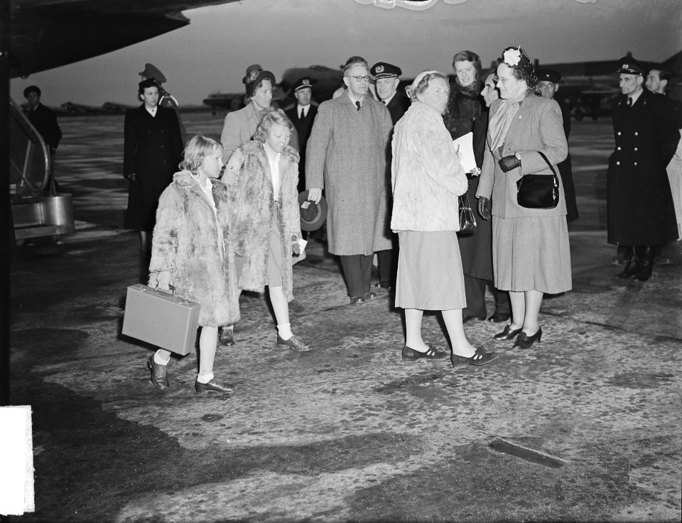 Koningin Juliana, Prinses Beatrix en Prinses Irene uit Frankrijk terug op Schiph, Bestanddeelnr 903-9137