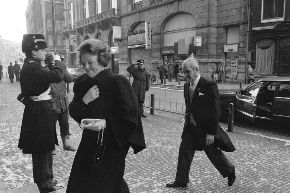 Koningin Beatrix en Prins Claus op weg naar nieuwjaarsreceptie van corps diploma, Bestanddeelnr 933-8597