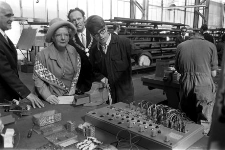 Koningin Juliana in de fabriek van Electro-Smit in Ridderkerk (Slikkerveer), hie, Bestanddeelnr 923-8943