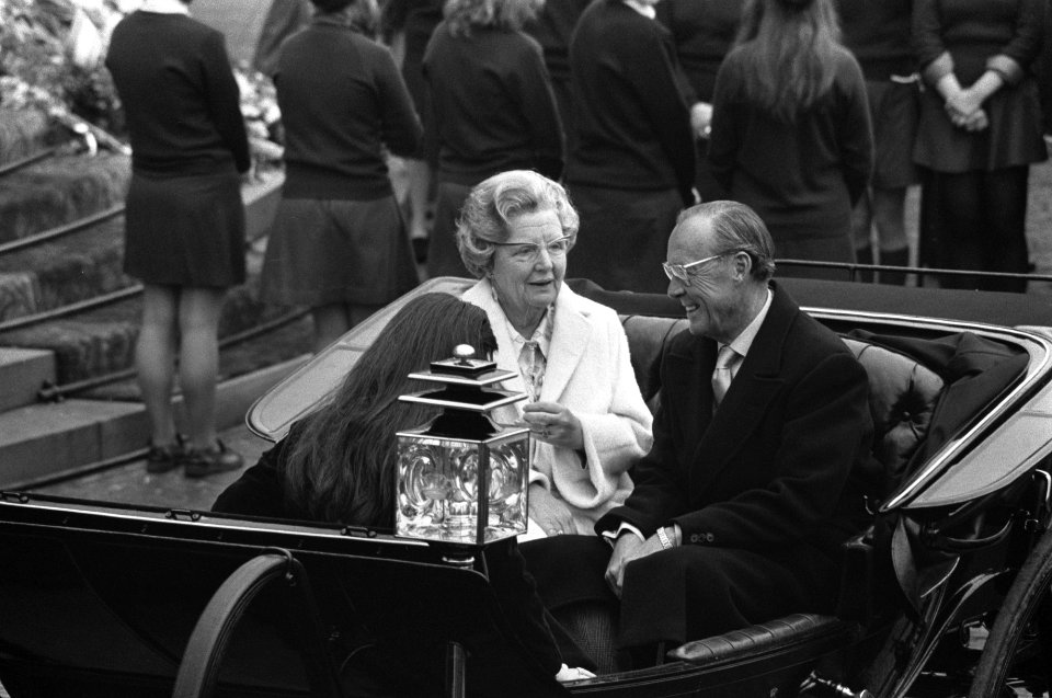 Koningin Juliana, prinses Christina en prins Bernhard in een rijtuig, Bestanddeelnr 927-1595