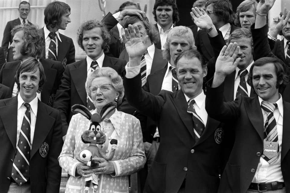 Koningin Juliana met mascotte, is omringd door spelers, links Cruijff en rechts , Bestanddeelnr 927-3153