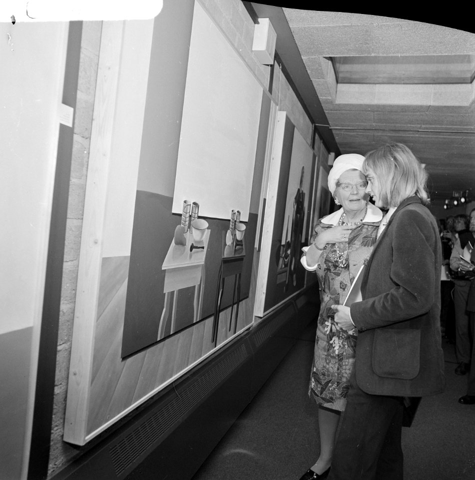 Koningin Juliana in Cultureel Centrum te Tilburg, koningin Juliana bekijkt met D, Bestanddeelnr 926-4099