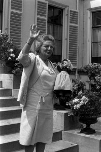 Koningin Juliana met een product van handvaardigheid, Bestanddeelnr 925-6652