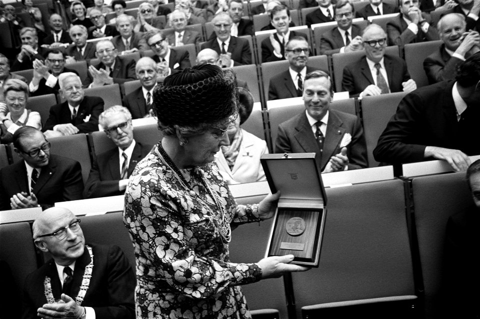 Koningin Juliana met een plaquette, Bestanddeelnr 926-7924