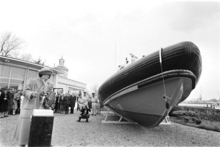 Koningin Beatrix doopt nieuwe reddingboot van de Koninklijke Zuid-Hollandsche Ma, Bestanddeelnr 932-9224