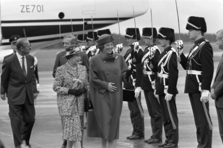 Koningin Elizabeth van Engeland op Ypenburg begroet door Koningin Beatrix, Bestanddeelnr 934-2819