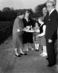 Koningin Juliana krijgt het boek Kinderen van ons eigen volk aangeboden, Bestanddeelnr 910-1901
