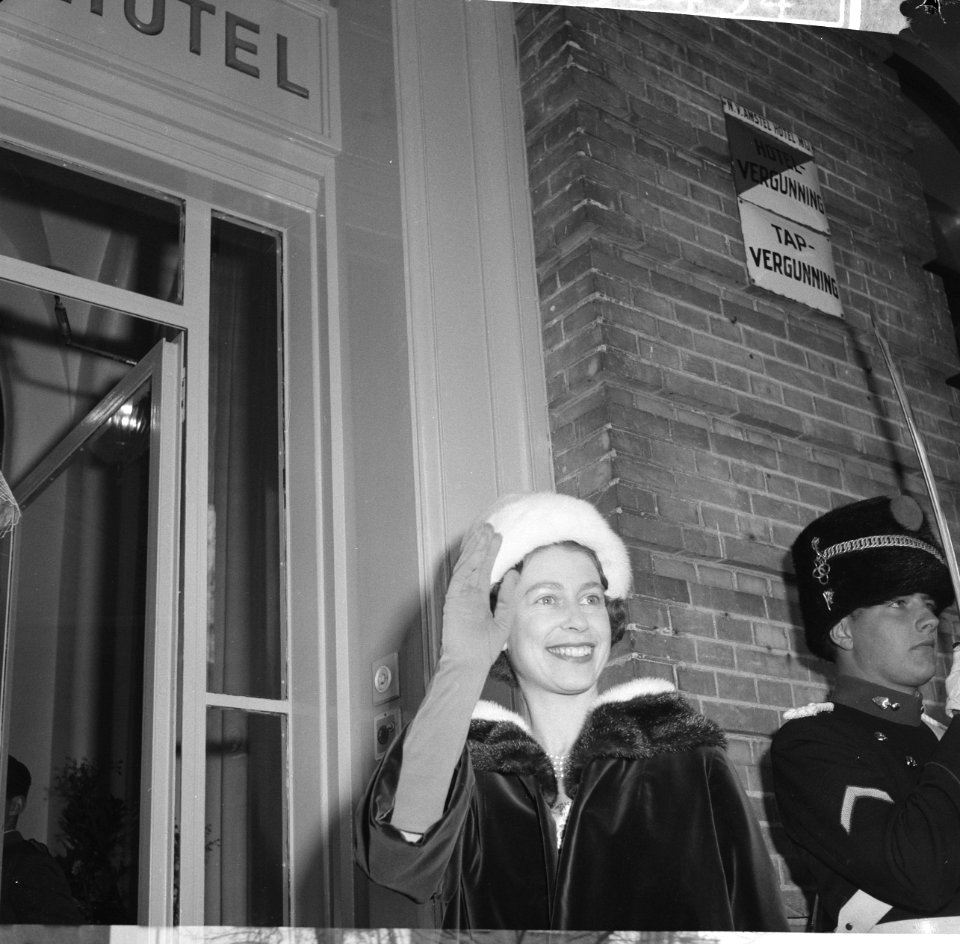 Koningin Elisabeth bij Amstel-hotel, Bestanddeelnr 913-8454