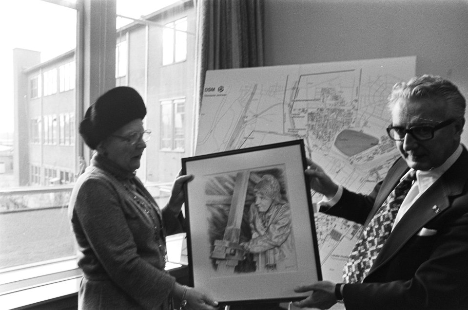 Koningin Juliana krijgt schilderij aangeboden, Bestanddeelnr 928-9769