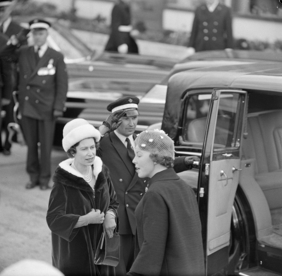 Koningin Elisabeth inspectie erewacht Schiphol, Bestanddeelnr 913-8457