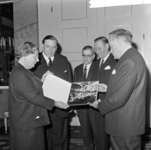 Koningin Juliana krijgt grammofoonplaat, gemaakt bij huwelijk prinses Beatrix , , Bestanddeelnr 918-9399