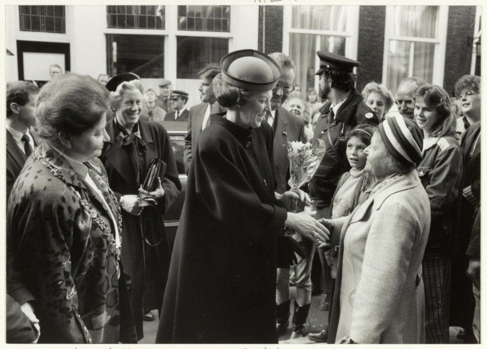 Koningin Beatrix bij de opening van het nieuwe justitiecomplex in de Jannstraat. Rechts burgemeester Schmitz en achter de koningin de Commissaris van de Koningin in Noord-Holland R. de Wit. NL-HlmNHA 54020712