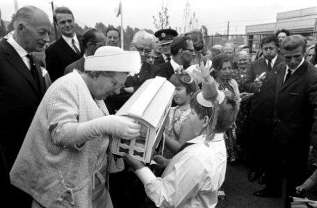 Koningin Juliana krijgt een miniatuur woonwagen, Bestanddeelnr 922-5607