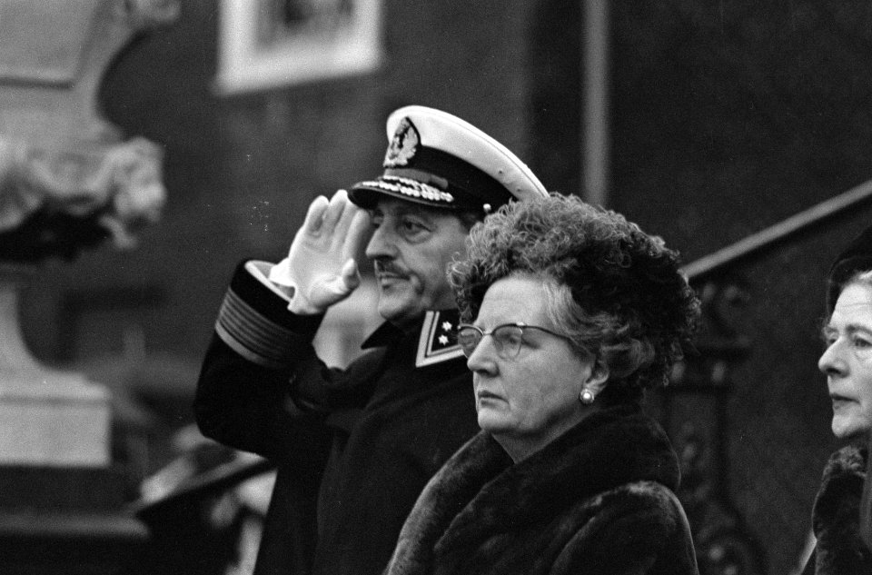 Koningin Juliana met generaal majoor J.G.M. van Nass nemen het defilé voor Hui…, Bestanddeelnr 918-5463