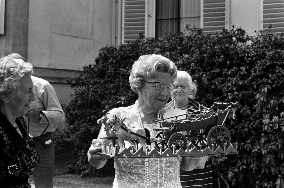 Koningin Juliana krijgt een kar en paarden van de delegatie uit Middelharnis, Bestanddeelnr 927-9849
