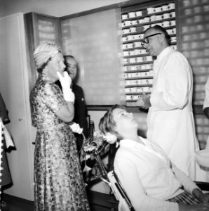 Koningin Juliana krijgt uitleg van een tandarts, Bestanddeelnr 911-3947