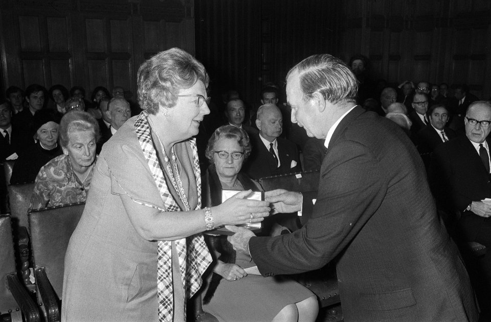 Koningin Juliana krijgt op het jubileumcongres een herdenkingspenning t.g.v. 25 , Bestanddeelnr 923-9475