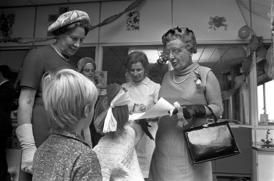 Koningin Juliana met kinderen, Bestanddeelnr 925-9311