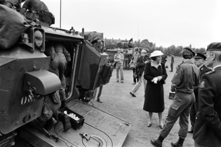 Koningin Beatrix en Prins Claus brengen bezoek aan het Commando Koninklijke Landmacht te Harderwijk Beatrix en Claus en militairen bij tank, Bestanddeelnr 931-5626