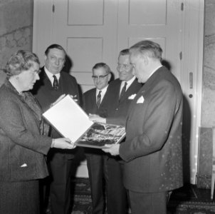 Koningin Juliana krijgt grammofoonplaat, gemaakt bij huwelijk prinses Beatrix , , Bestanddeelnr 918-9401