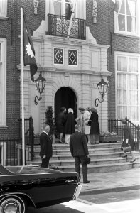 Koningin en Koningin Nepal in Johan de Withuis te Den Haag , waar kleine modesho, Bestanddeelnr 920-2699