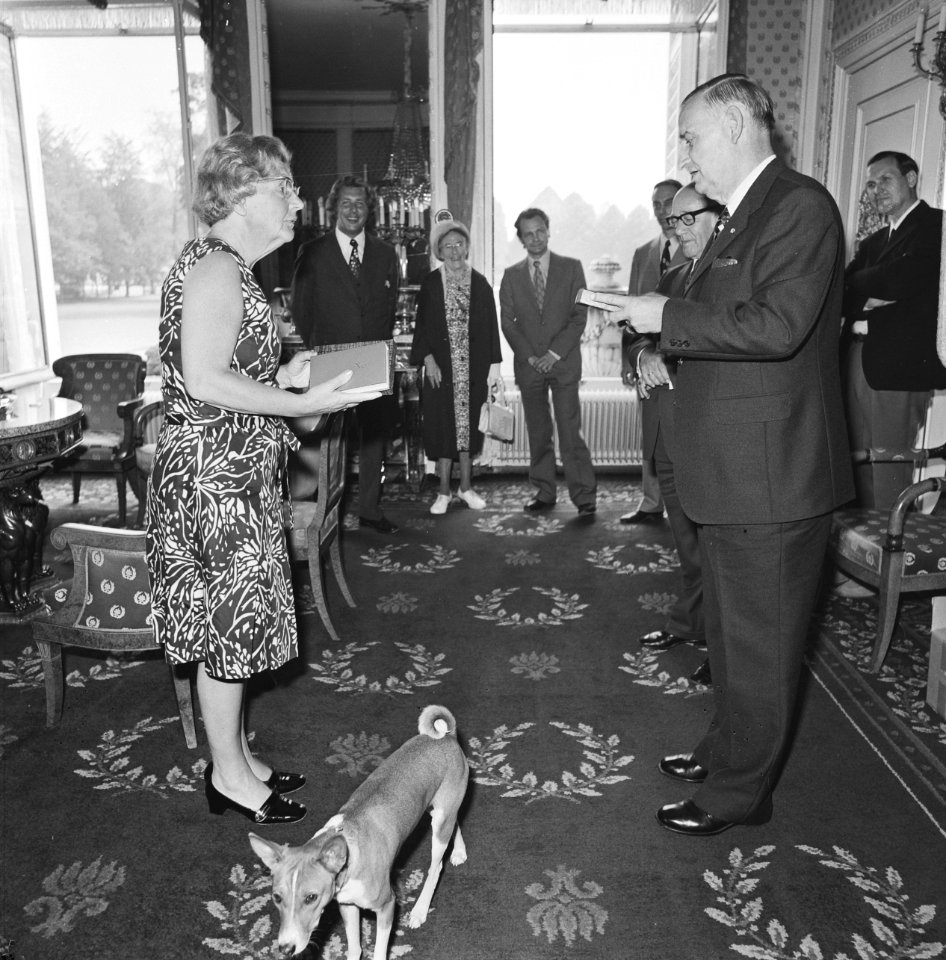 Koningin Juliana met hond Sara, krijgt liedboek voor de Kerk van dr P G Kunst, Bestanddeelnr 926-5132