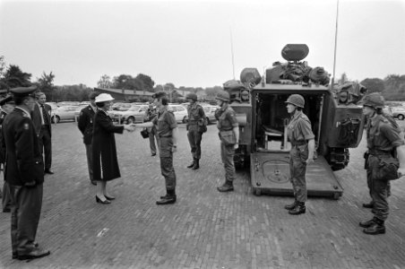 Koningin Beatrix en Prins Claus brengen bezoek aan het Commando Koninklijke Land, Bestanddeelnr 931-5626