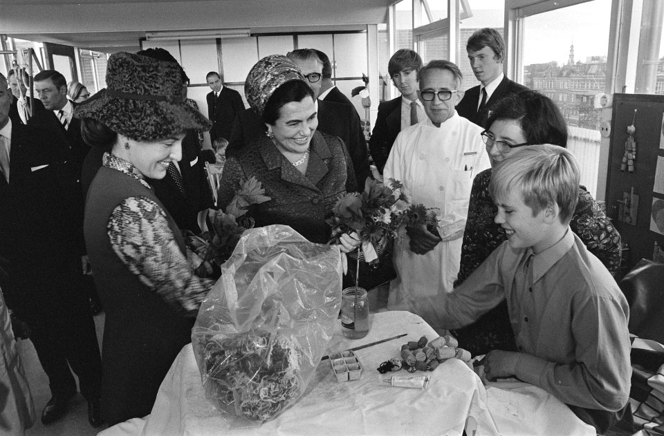 Koningin Juliana krijgt herdenkinspenning t.g.v. 25 jarig bestaan Verenigde Nati, Bestanddeelnr 923-9478