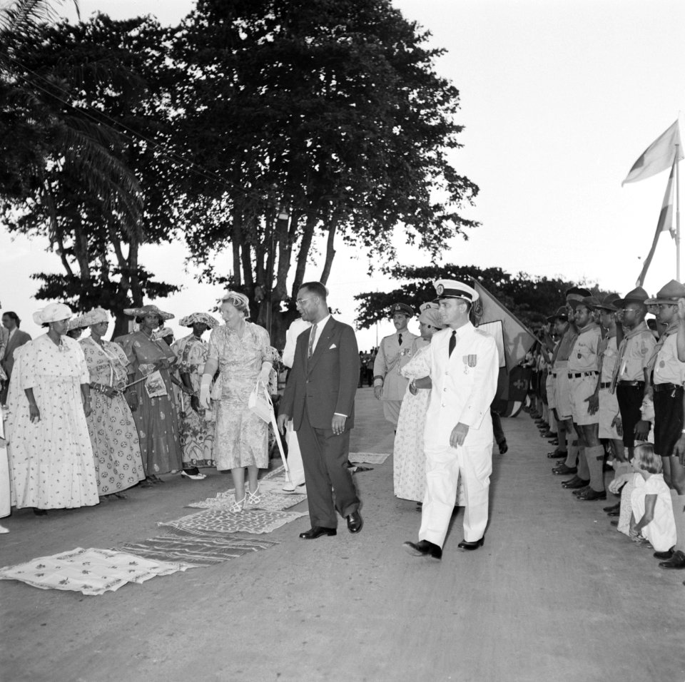 Koningin en prins lopen door Dumburg. Rechts gouverneur Klaasesz en Johan Ferrie, Bestanddeelnr 252-4218