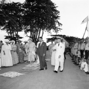 Koningin en prins lopen door Dumburg. Rechts gouverneur Klaasesz en Johan Ferrie, Bestanddeelnr 252-4218