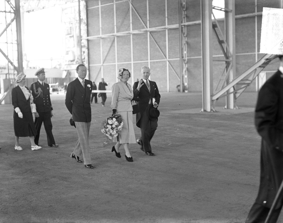 Koningin Juliana en prins Bernhard in Amsterdam (bij Coenhaven), Bestanddeelnr 904-0635
