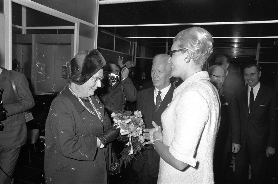 Koningin Juliana met zwemster Ada Kok, Bestanddeelnr 921-8389