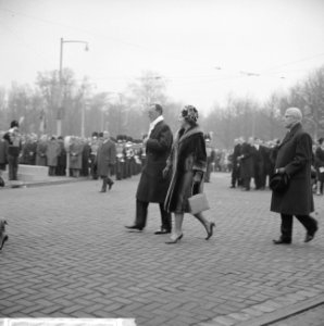 Koningin Juliana en prins Bernhard hebben een krans gelegd bij het Nationaal Mon, Bestanddeelnr 915-7993