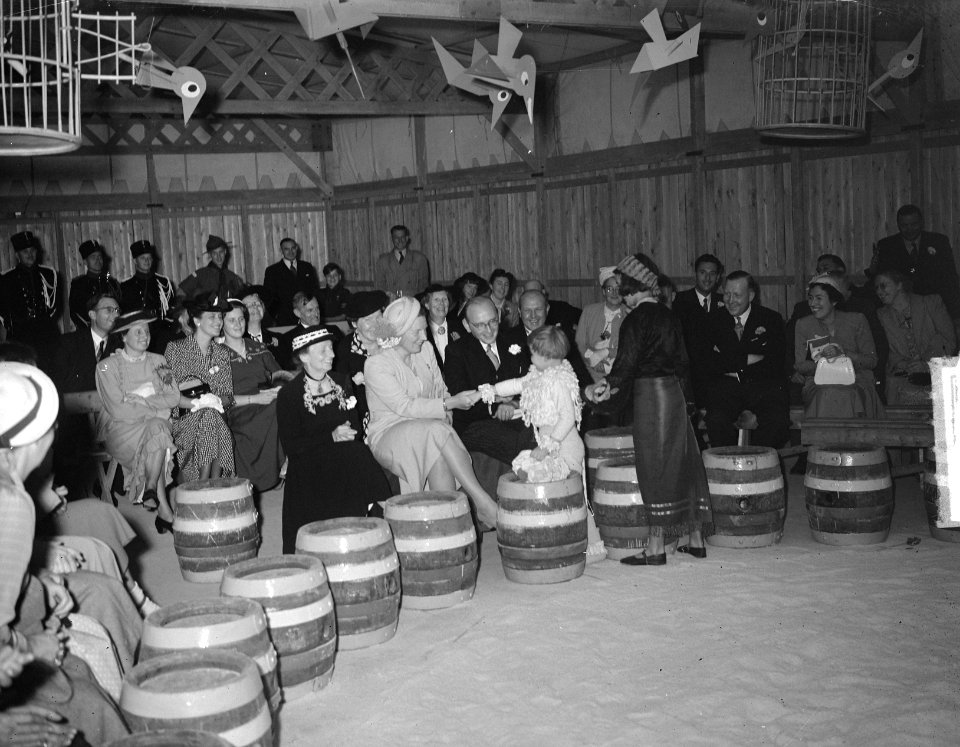 Koningin Juliana met een jongetje in het kindercircus, Bestanddeelnr 903-5572