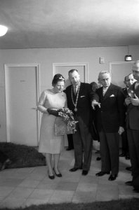 Koningin Juliana met de burgemeester van Maasland, FJ Groot Enzerik, Bestanddeelnr 912-0187