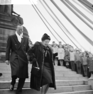 Koningin Juliana en prins Bernhard hebben een krans gelegd bij het Nationaal Mon, Bestanddeelnr 915-7991