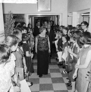 Koningin Juliana loopt door een haag van kinderen met muziekinstrumenten, Bestanddeelnr 917-6336