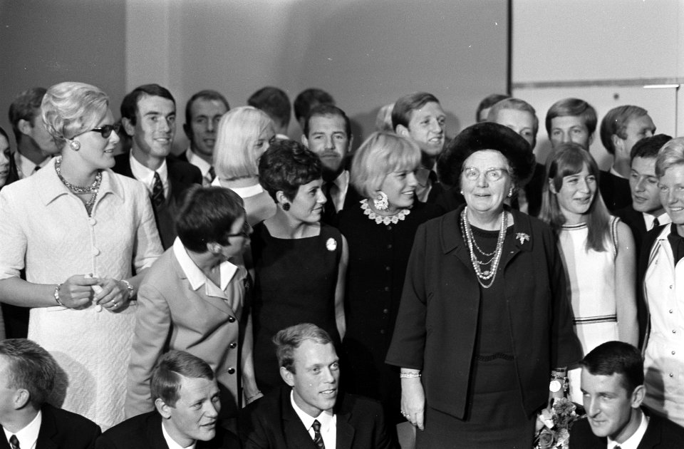 Koningin Juliana met enige medaillewinnaars, Bestanddeelnr 921-8385