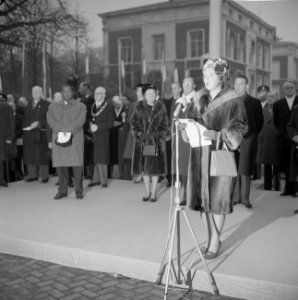 Koningin Juliana en prins Bernhard hebben een krans gelegd bij het Nationaal Mon, Bestanddeelnr 915-7992