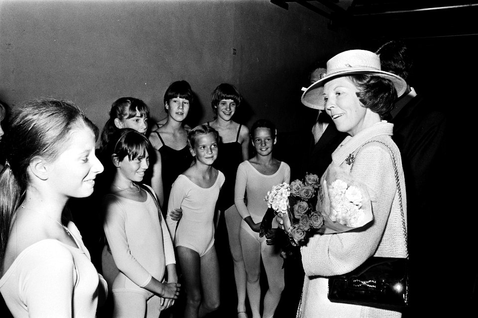 Koningin Beatrix en Prins Claus bezoeken Zeeland Koningin Beatrix in gesprek me, Bestanddeelnr 930-8835