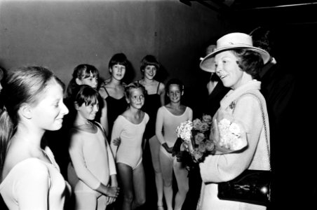 Koningin Beatrix en Prins Claus bezoeken Zeeland Koningin Beatrix in gesprek me, Bestanddeelnr 930-8835