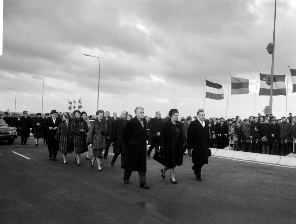 Koningin Juliana loopt naar de brug, Bestanddeelnr 917-3952