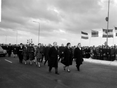Koningin Juliana loopt naar de brug, Bestanddeelnr 917-3952